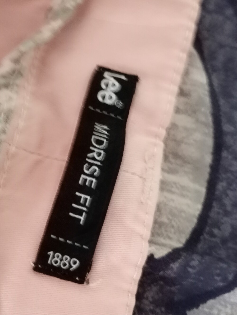 👠LEE Plus Size Mid Rise Capris👠 - Picture 3 of 4